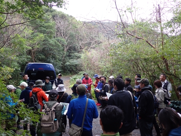 写真２：外来種植物種子除去装置についての説明の様子