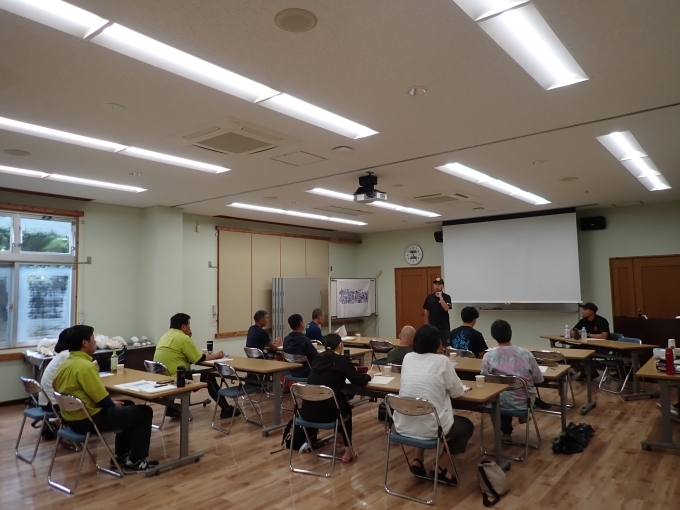 サンゴセンターのレクチャールームで講義