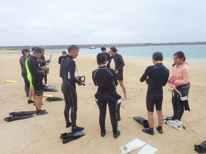 バディでスノーケリング器材の事前確認