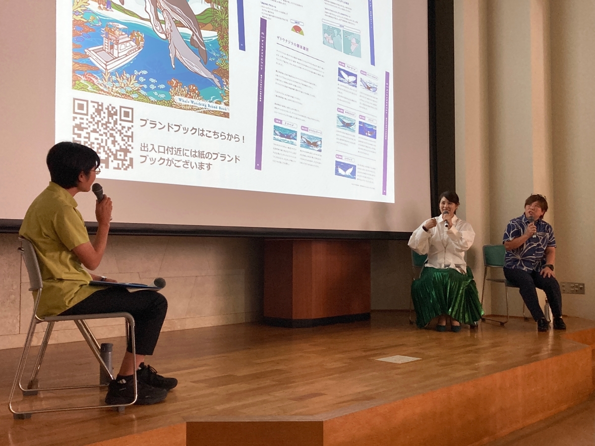 登壇者によるトークショーの様子の写真