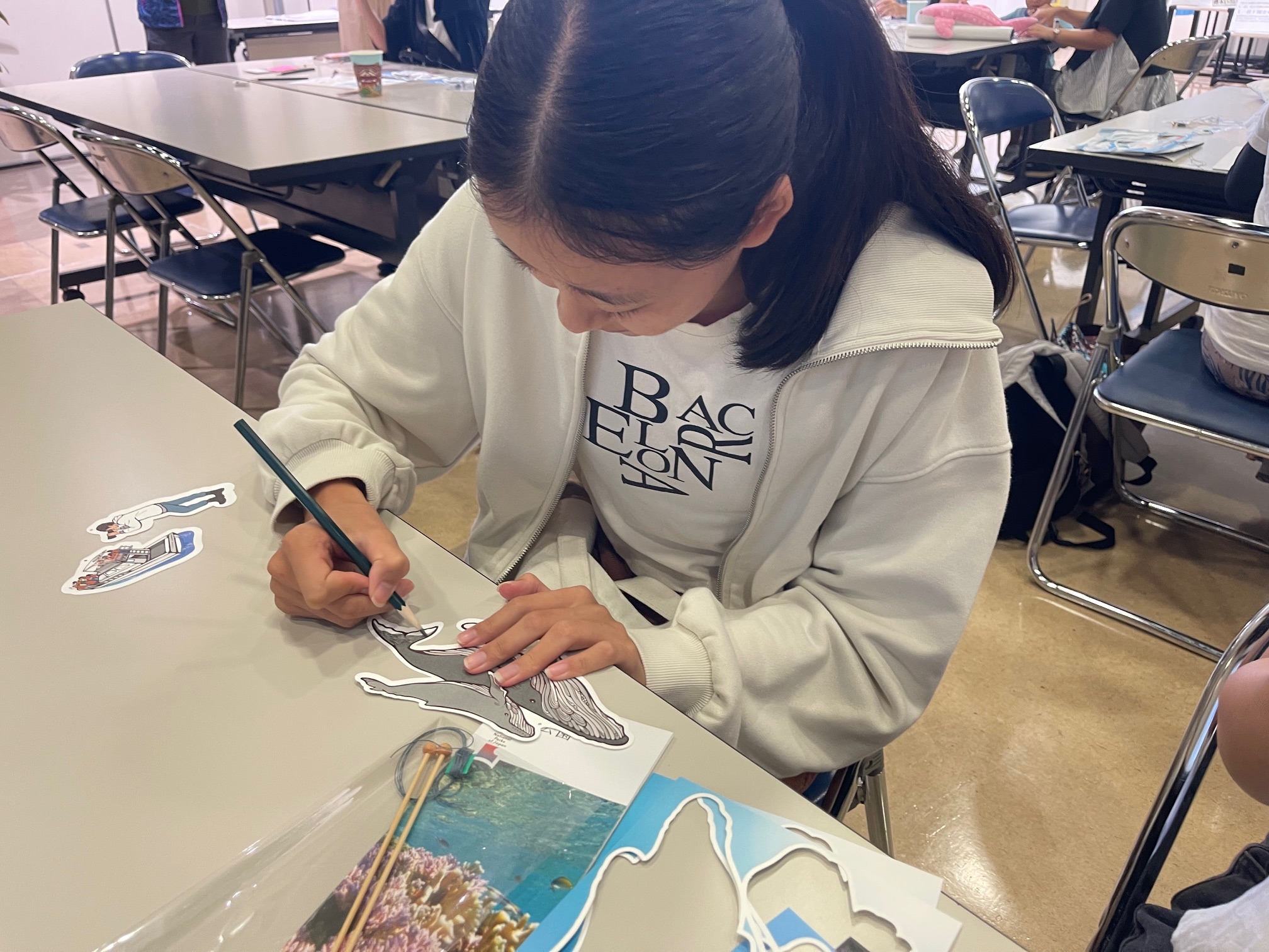 尾びれに模様を描いている写真