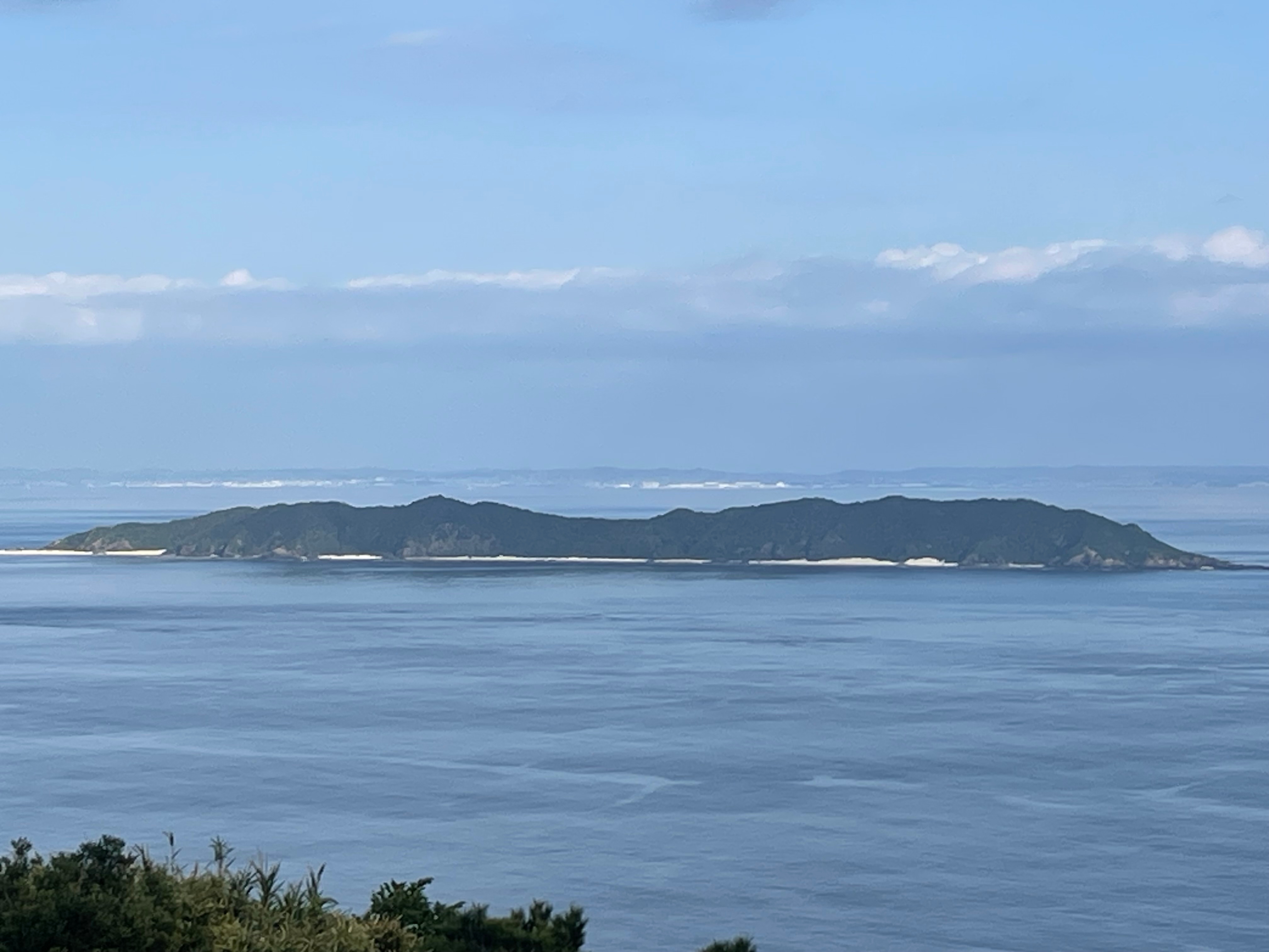 渡嘉敷島から望む前島の写真