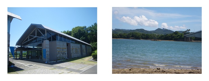 天草ビジターセンターの外観と同センター奥の遊歩道からつながる海岸から見える海に浮かぶ島（令和３年７月撮影）