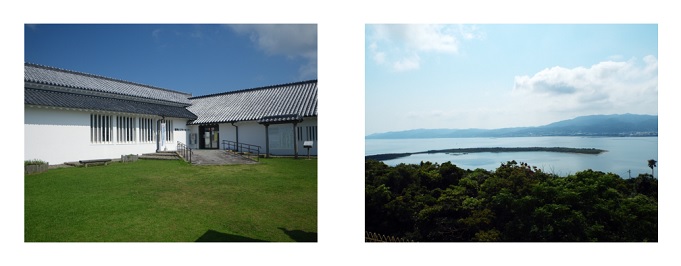 富岡ビジターセンターの外観と同所から見える独特の地形をもつ曲崎（鉤型に海に突き出た砂嘴）の風景（令和３年７月撮影）