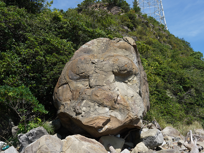 晴天時に、人面岩をほぼ正面から撮影した写真