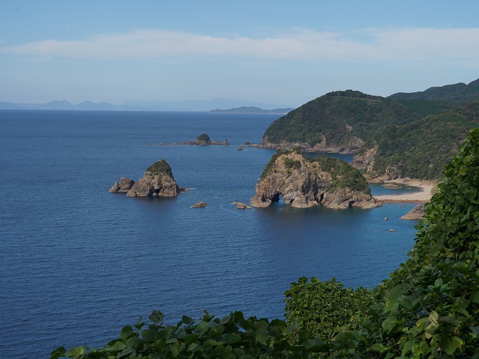 十三仏崎の妙見岩見学地から妙見岩を撮影したもので、妙見岩が、洞穴や岩の影の具合で、頭を左側に向けて、右から左に歩いているように見える写真