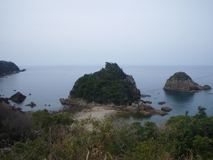 前の写真と同じ場所からの同じ構図で、３本の太い青色の電線が写っていない（電線が移設されて視界を遮るものが消えている）写真