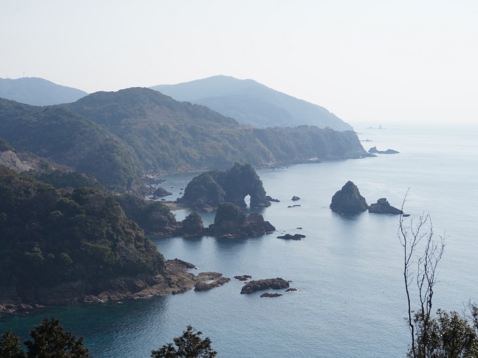 高台の笠松公園から妙見岩を見下ろすように撮影したもので、妙見岩のシルエットが、頭を右側に向けて、座っているゾウのように見える写真