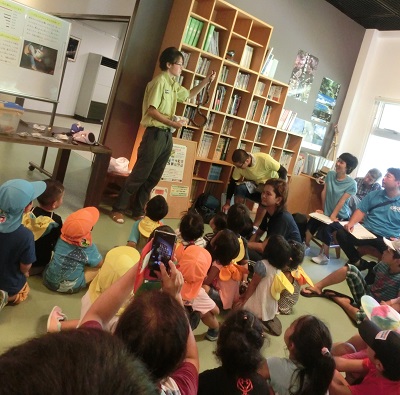 アカマタを手に取りながら解説している様子（2017年8月14日撮影）