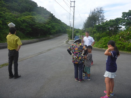 プレイバック調査の光景。子供達が地図係、記録係、時計係に分かれて作業する（2017年9月6日撮影）