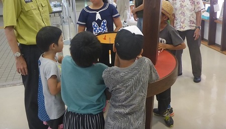 展示物に興味津々の子供たち（2017年5月31日撮影）