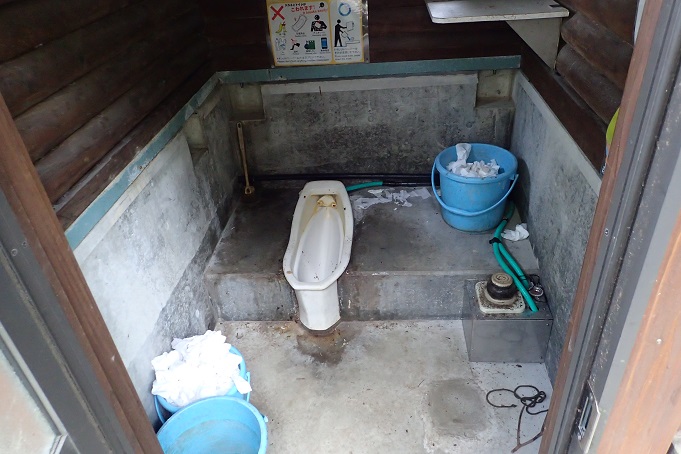 山小屋トイレ内に放置されたゴミ