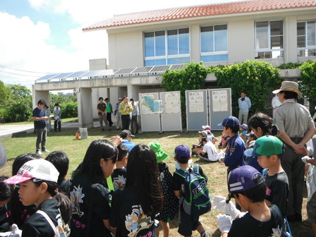 開会式の様子（漫湖水鳥・湿地センター前）