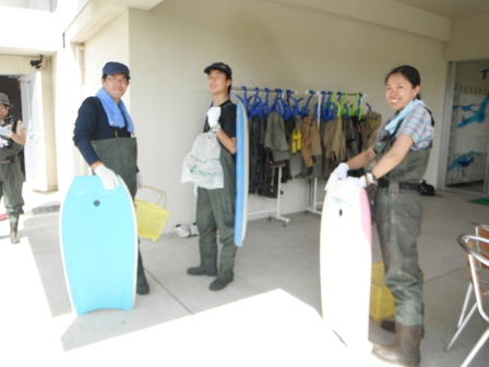 マングローブ稚樹抜き隊