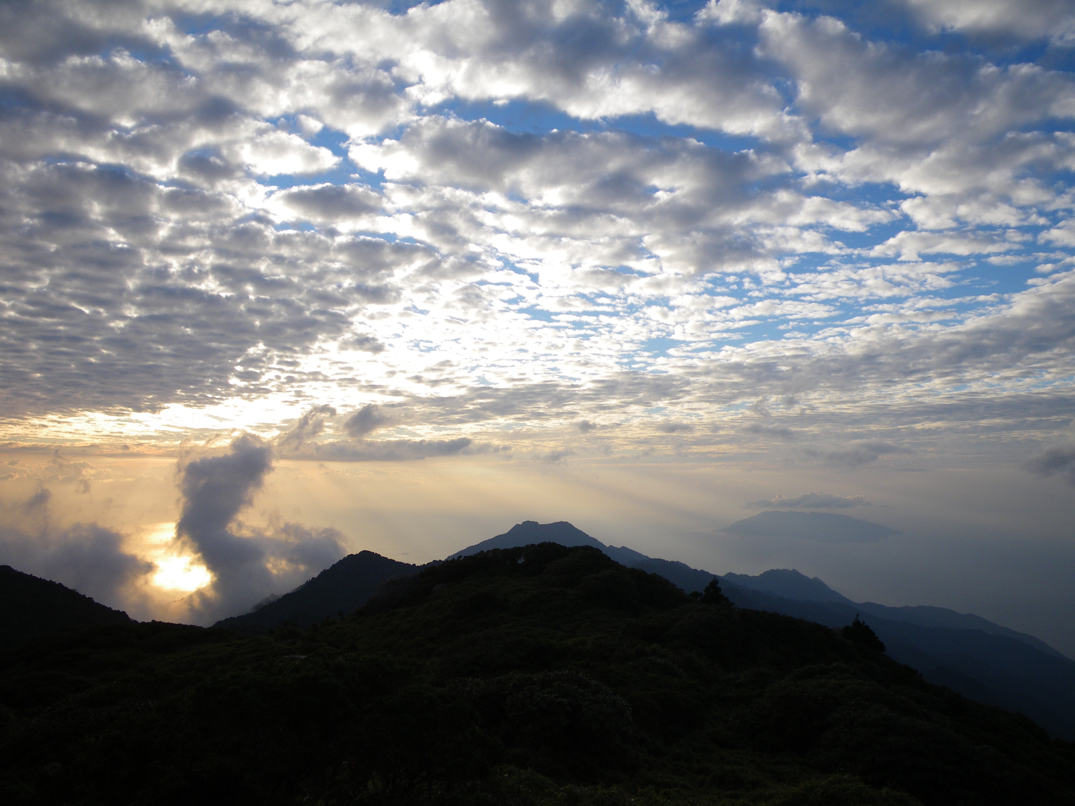 うろこ雲と夕日