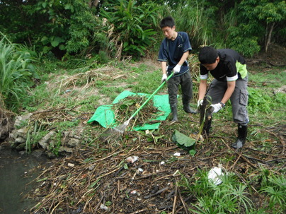 流木等を集める中学生（2015年10月撮影）