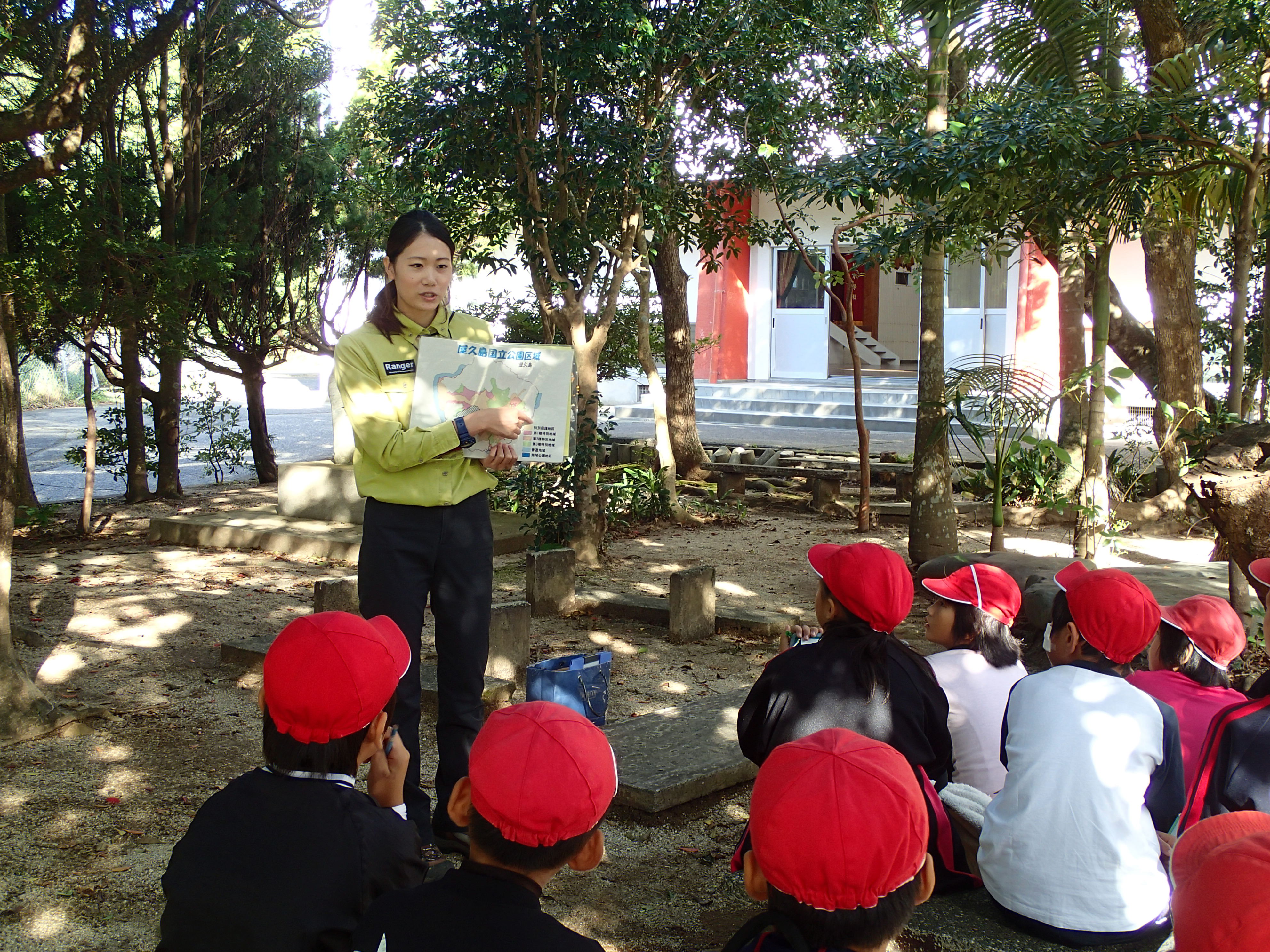 小学校で西部地域についての解説を聞く様子