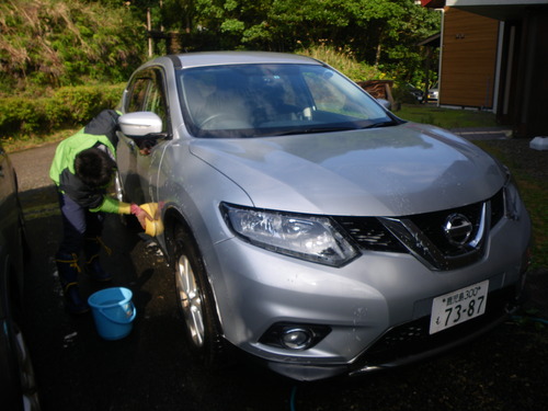 官用車を洗車する様子