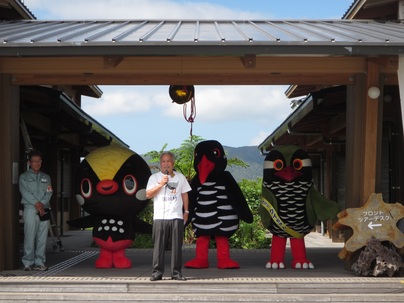 くーやん、キョンキョン、クイちゃんの三羽が並んでいる写真