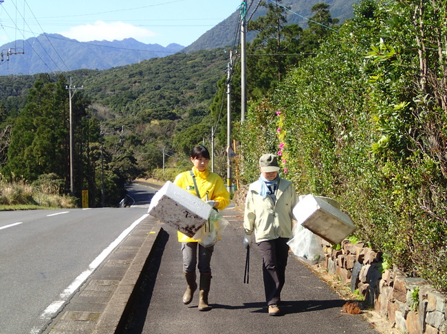 大きな発砲スチロールを回収したボランティア
