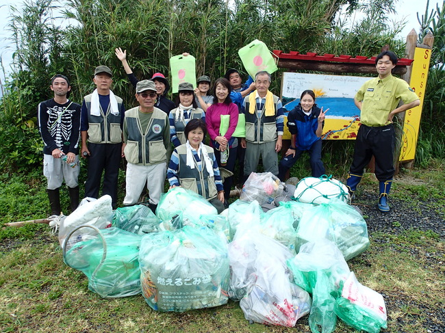 ボランティアのみなさんと、集めたゴミ