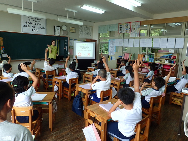 教室でマルバツクイズをする様子