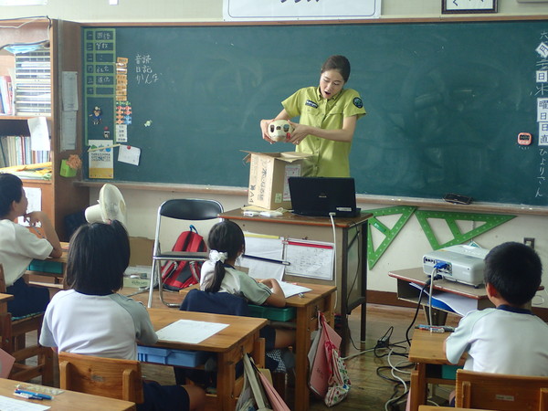 アカウミガメの頭骨標本を披露する様子
