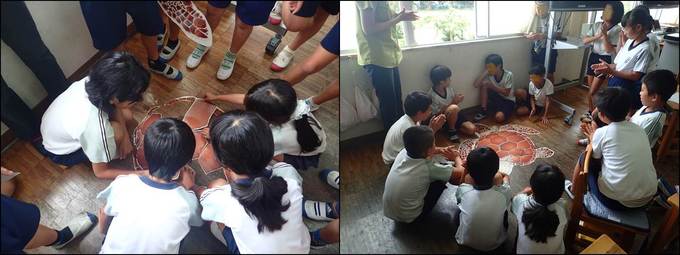 アカウミガメの実物大パズルに挑戦する様子