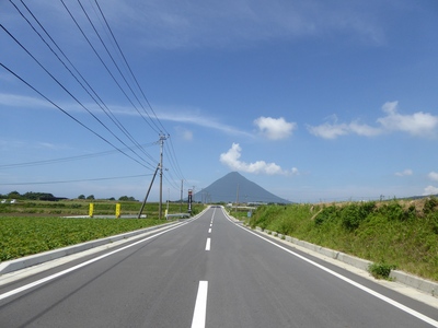 開聞岳へと続く直線道路から。夏空とまっすぐな道がさわやかわを引き立てます。