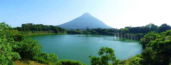 鏡池からの開聞岳。心落ち着く風景です。