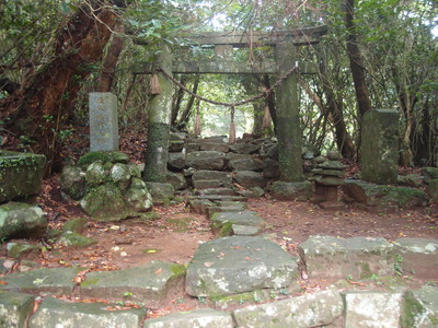 この鳥居から安満岳山頂まで続く石畳