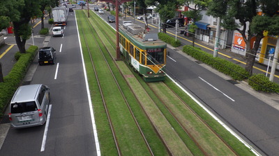 シラス緑化ブロックを活用した電車軌道敷。景観も美しくなりました。