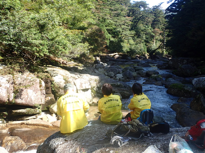川でお弁当を食べる様子
