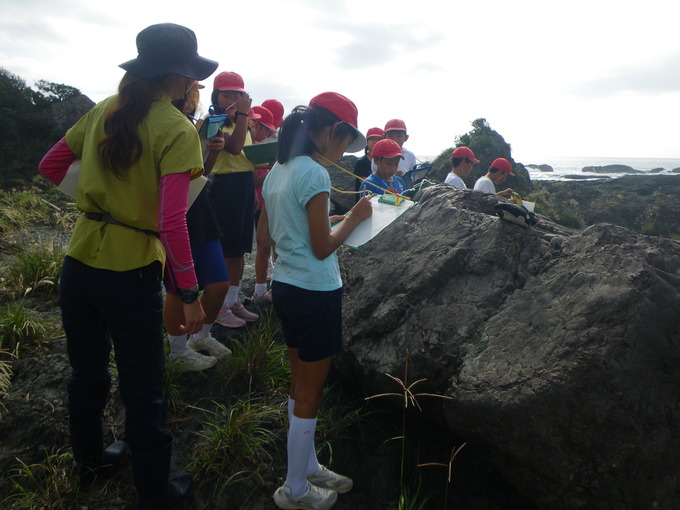 枕状溶岩の説明をメモする様子