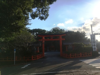 後ろに開聞岳の頭が見える枚聞神社