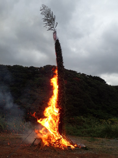 鬼火たきの様子