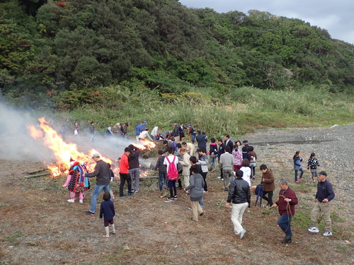 各自で葉と木の束を燃やす様子