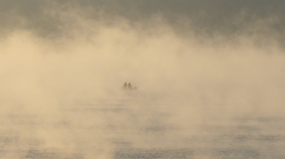 真っ白な気嵐の中に船に乗った漁師さんの姿が見えました。