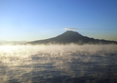 錦江湾の水面から湯気のように気嵐が立ち上っています。