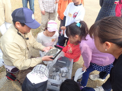 講師が手持ちの化石を説明