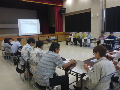 国頭村ふれあいセンターで行われたロードキル発生防止連絡会議の様子(2017年4月27日撮影)
