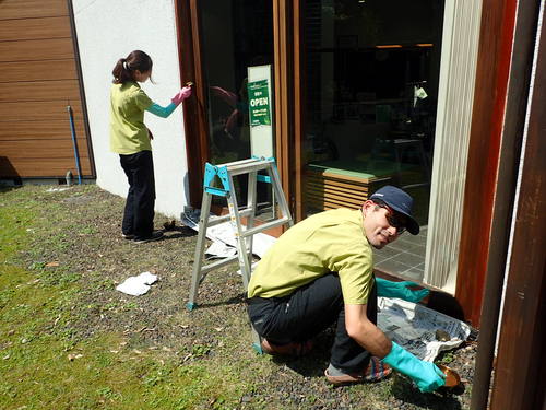 屋久島世界遺産センターの窓枠に防腐塗料を塗る様子②