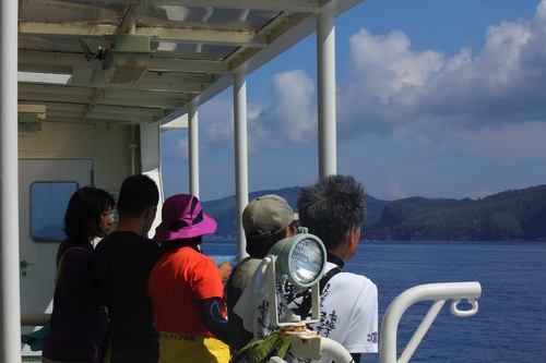 甲板からの景色を楽しむパークボランティアのみなさん