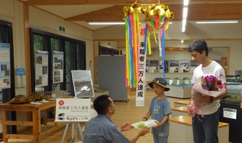 なぎさミュージアムの3万人目のお客様は小さな男の子でした。