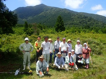雲仙の田代原での除草作業後の集合写真（2017年7月撮影）