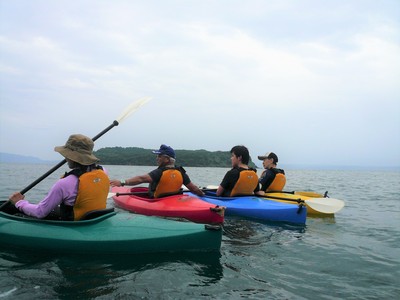 カヤックを並べて手つなぎ。こうしていると、みんなでゆっくりお話しできますね。