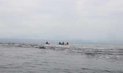 潮の流れがぶつかるところ。この波の下には砂の道が隠れています。