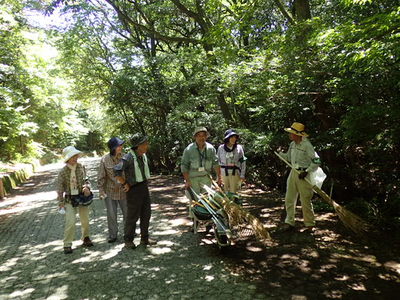 2017年8月2日　クリーンデーでの道路の清掃作業。