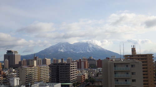 雪化粧の桜島。暖かい鹿児島でも年に1～2回は雪が積もります。
