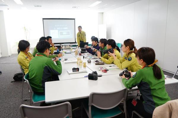 室内でカメラの使い方をレクチャーしている様子